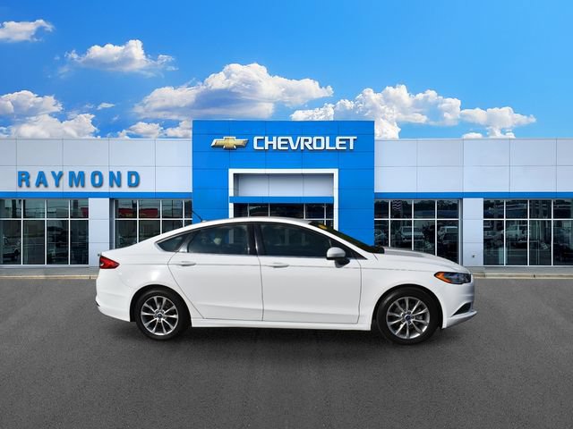 Used 2017 Ford Fusion SE FWD image 2