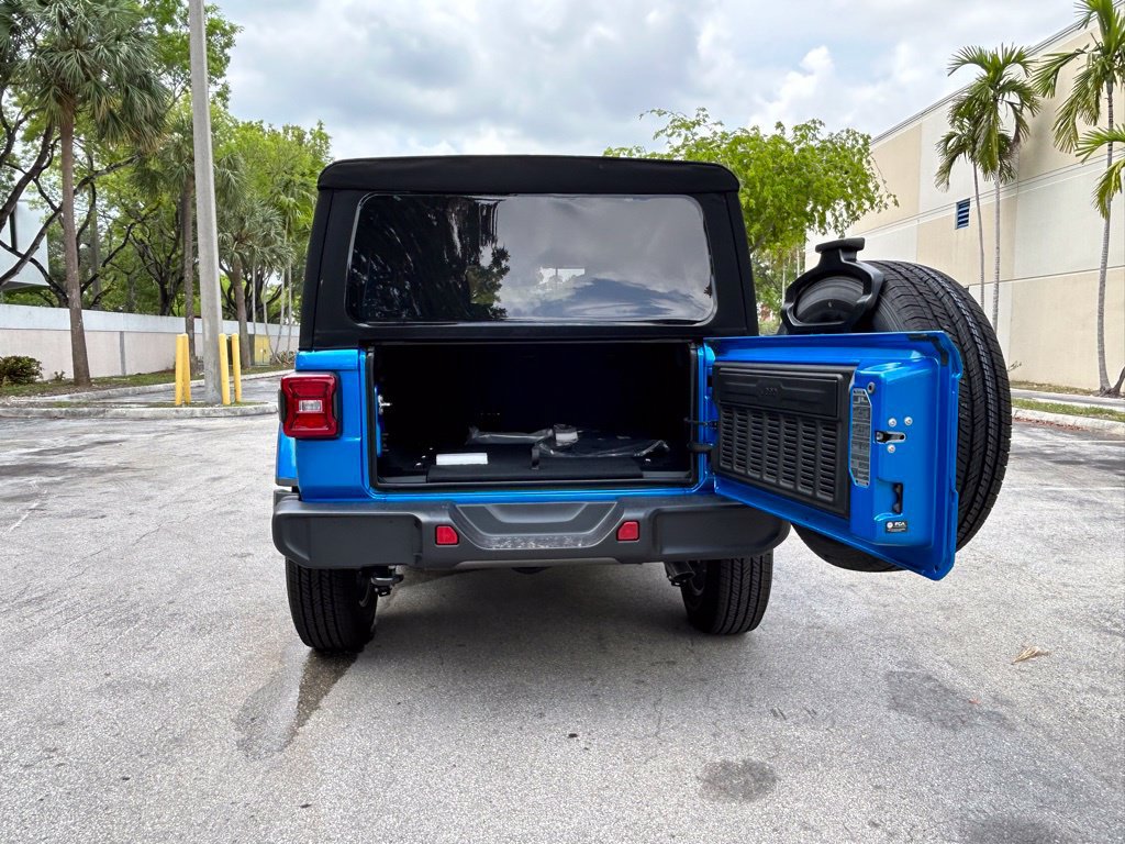 Used 2024 Jeep Wrangler Unlimited Sahara AWD/4WD image 26