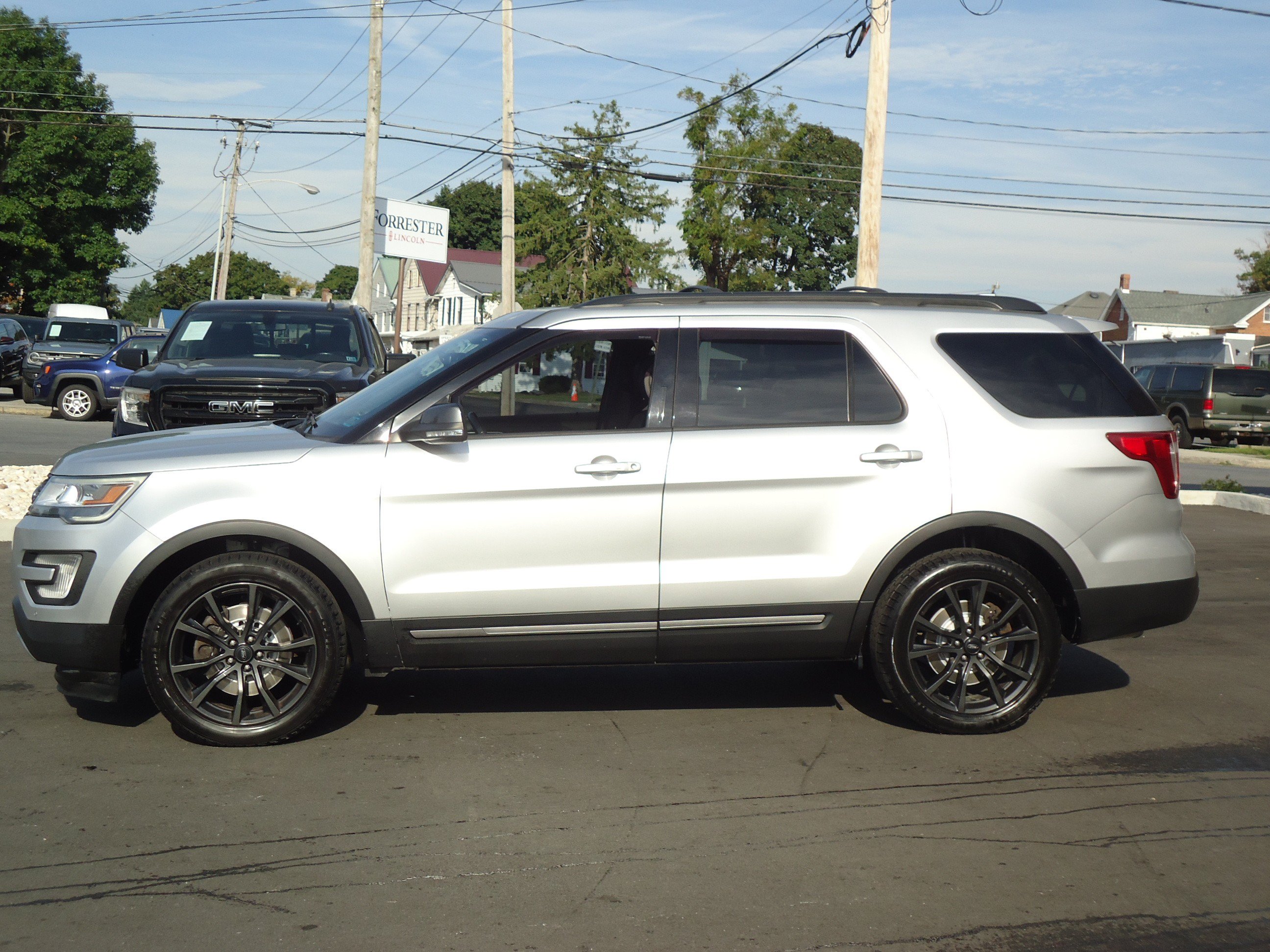 Used 2017 Ford Explorer XLT w/ Equipment Group 202A AWD/4WD image 6