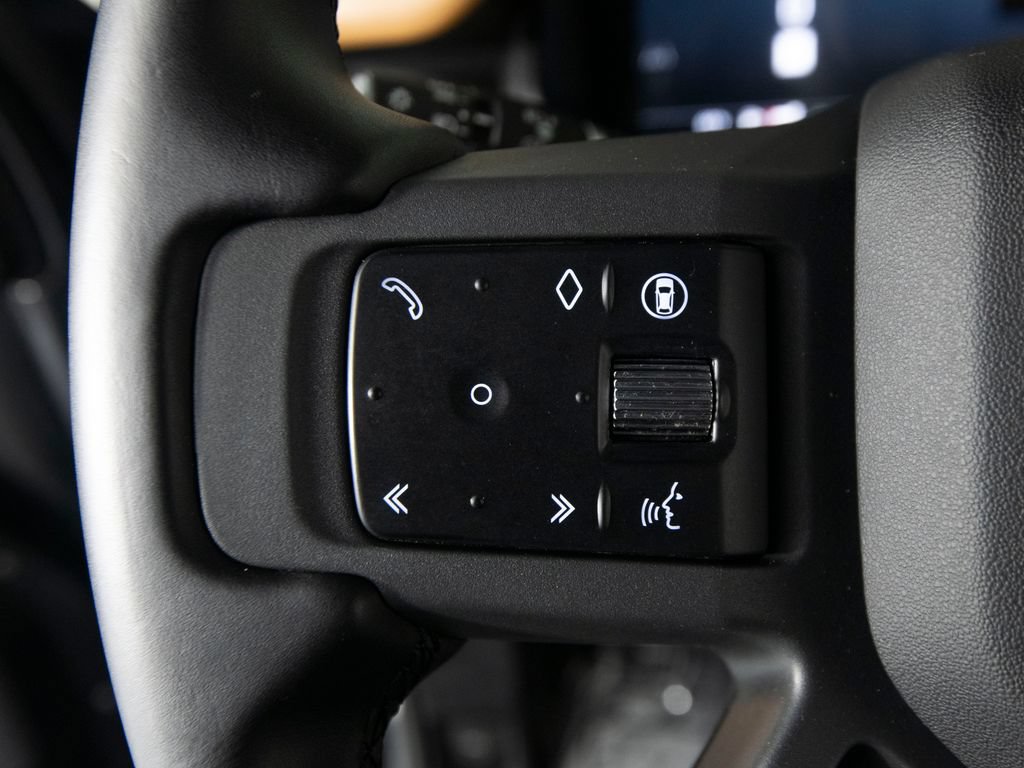 Used 2024 Land Rover Defender 90 X-Dynamic SE AWD/4WD image 18
