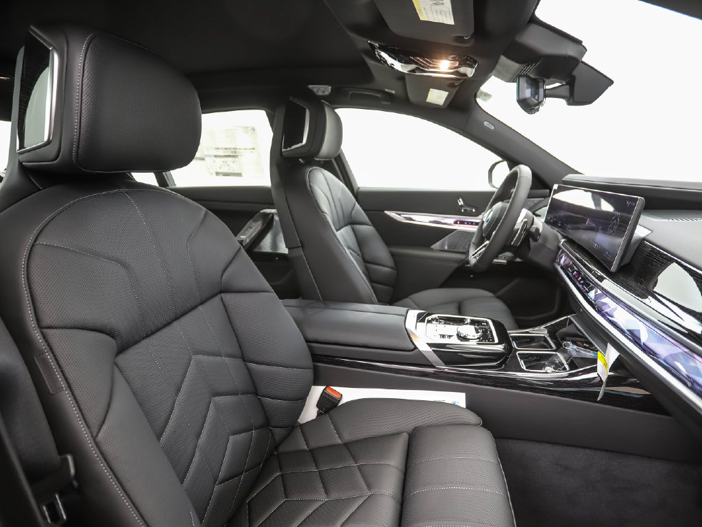 New 2026 BMW 750e xDrive w/ Executive Package AWD/4WD image 32