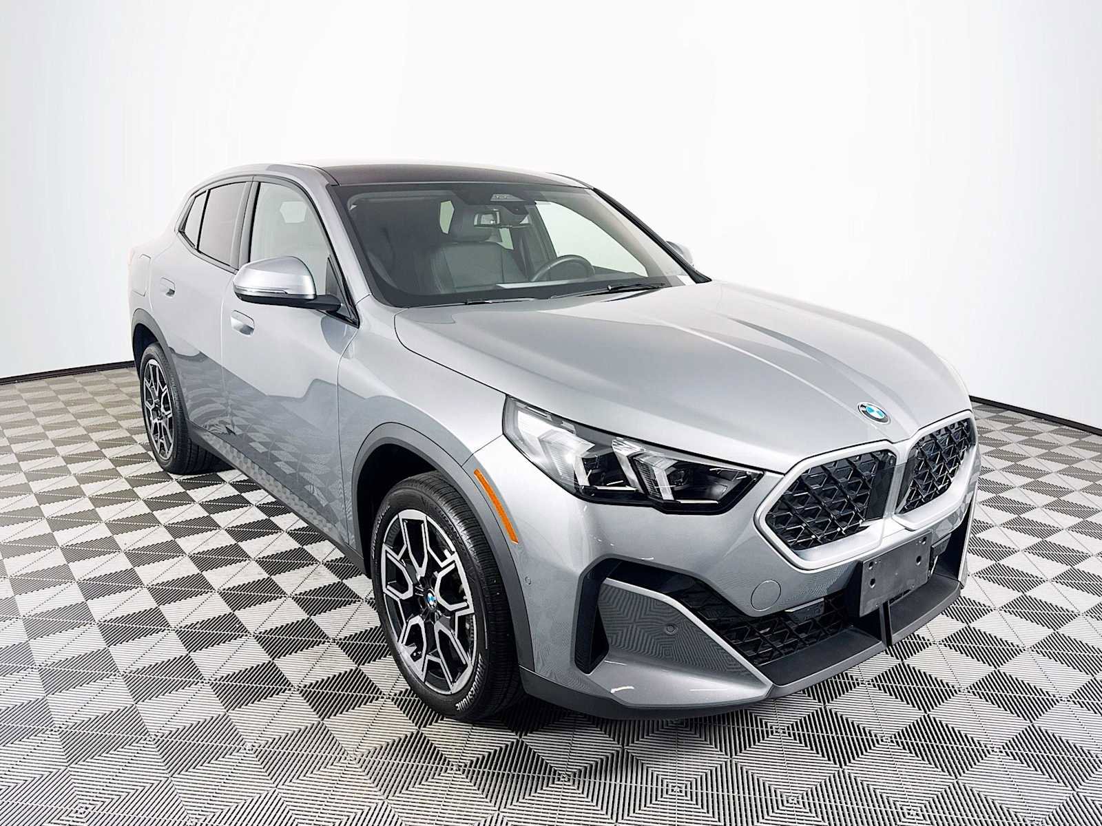 Used 2025 BMW X2 xDrive28i w/ Premium Package image 3