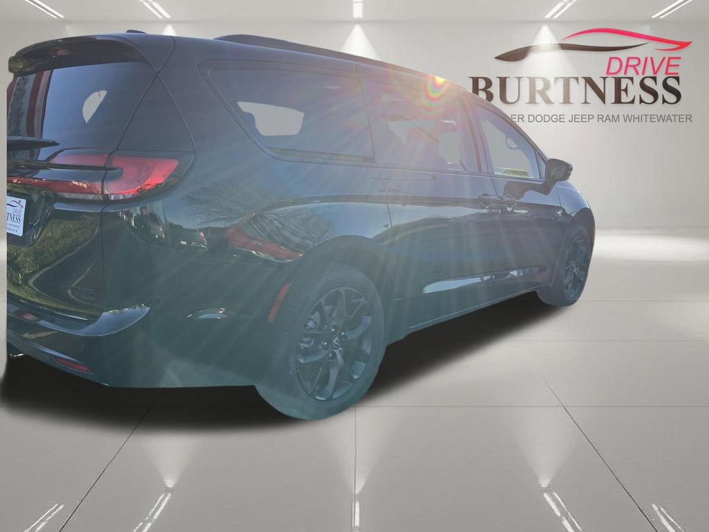 New 2026 Chrysler Pacifica Limited w/ S Appearance Package AWD/4WD image 8