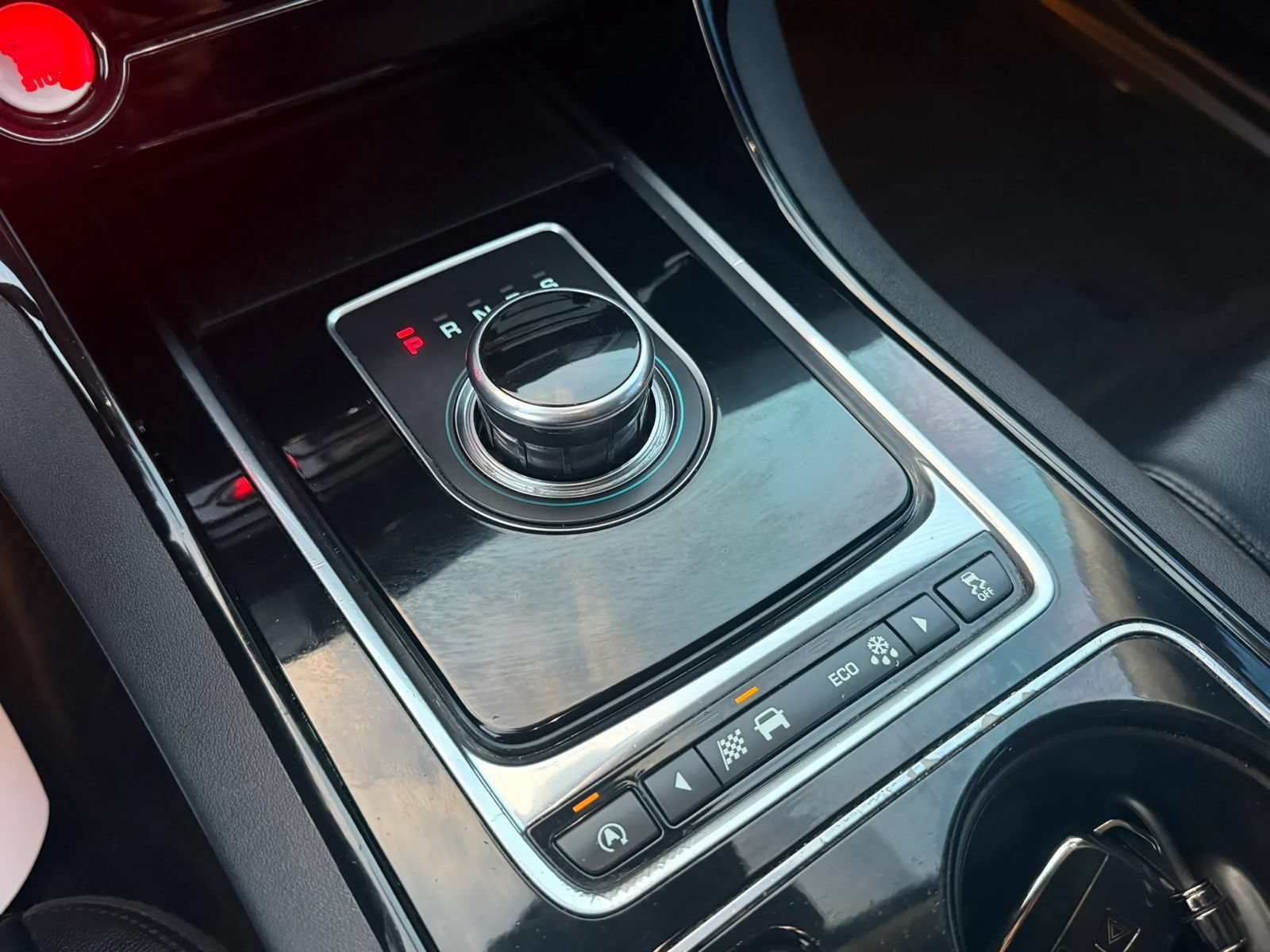 Used 2017 Jaguar XE RWD image 28