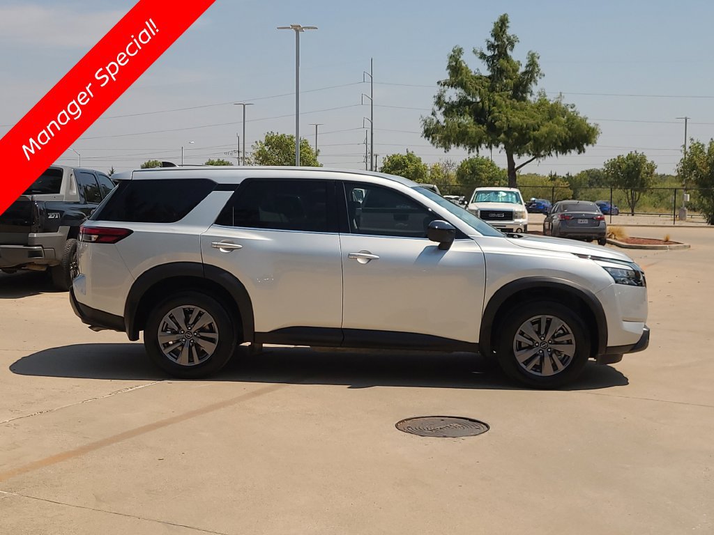 Certified 2025 Nissan Pathfinder S FWD image 4