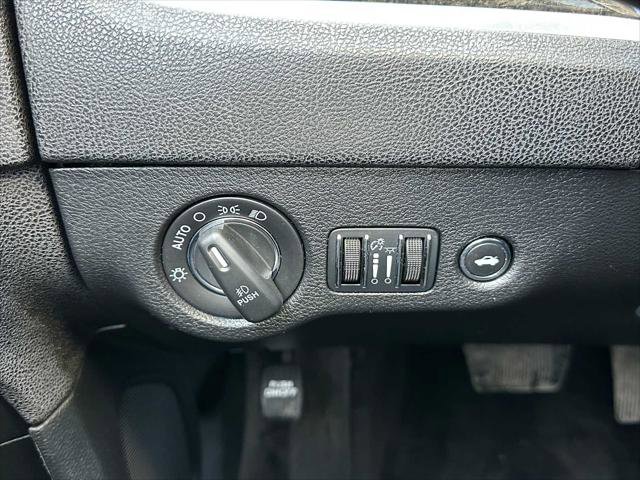 Used 2015 Chrysler 300 C w/ Light Group image 34