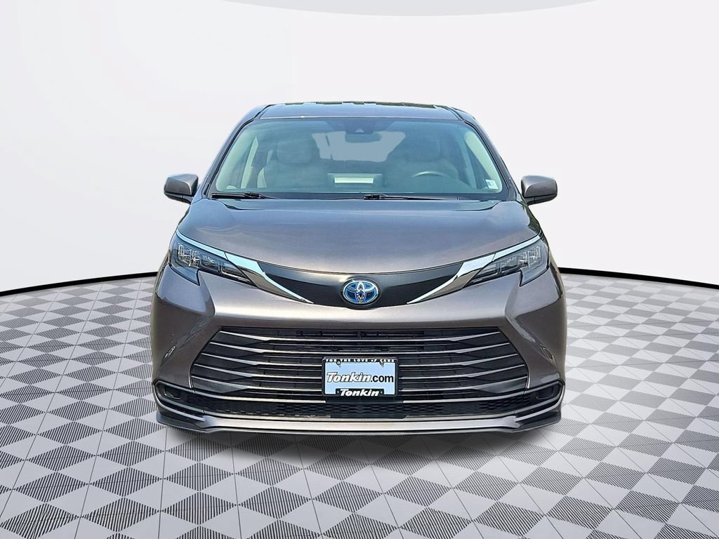 Used 2024 Toyota Sienna LE FWD image 9