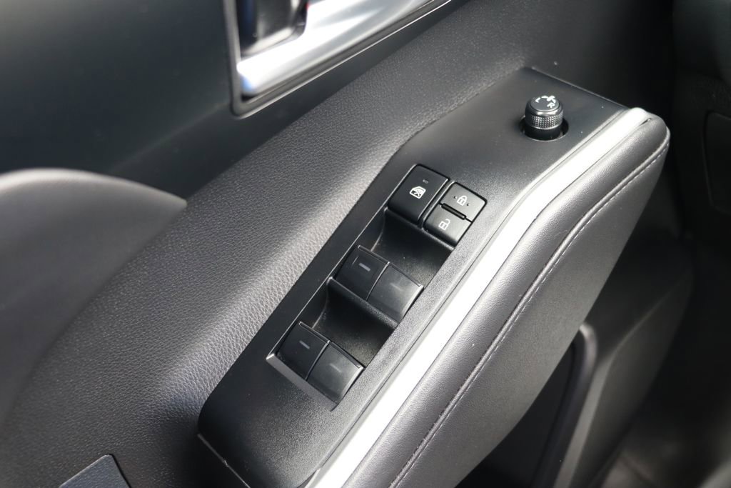 Used 2025 Toyota Highlander XLE AWD/4WD image 9