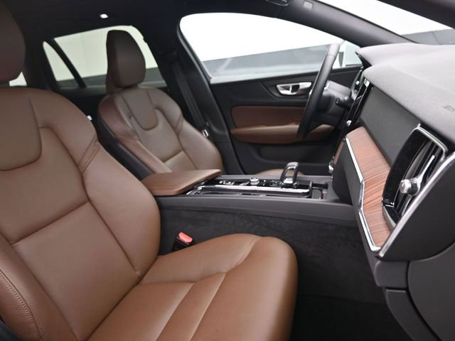 Used 2025 Volvo V60 B5 Cross Country Plus image 34