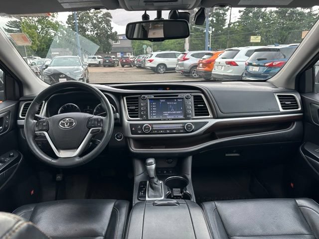 Used 2016 Toyota Highlander Limited Platinum w/ Four Season Floor Mat Package AWD/4WD image 17