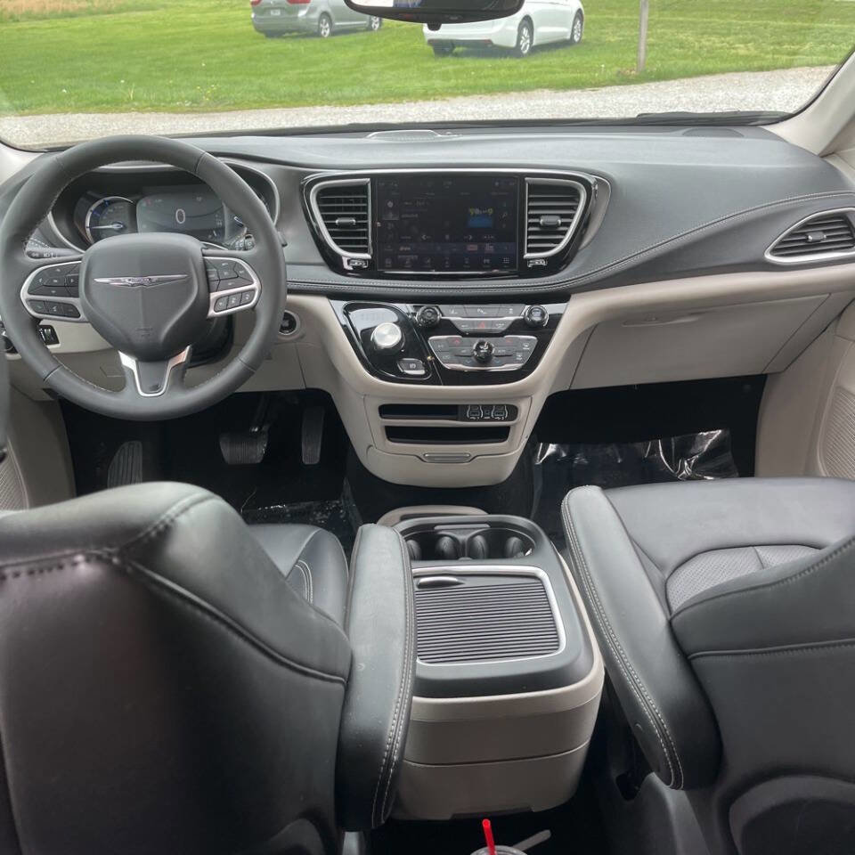 Used 2024 Chrysler Pacifica Limited FWD image 11