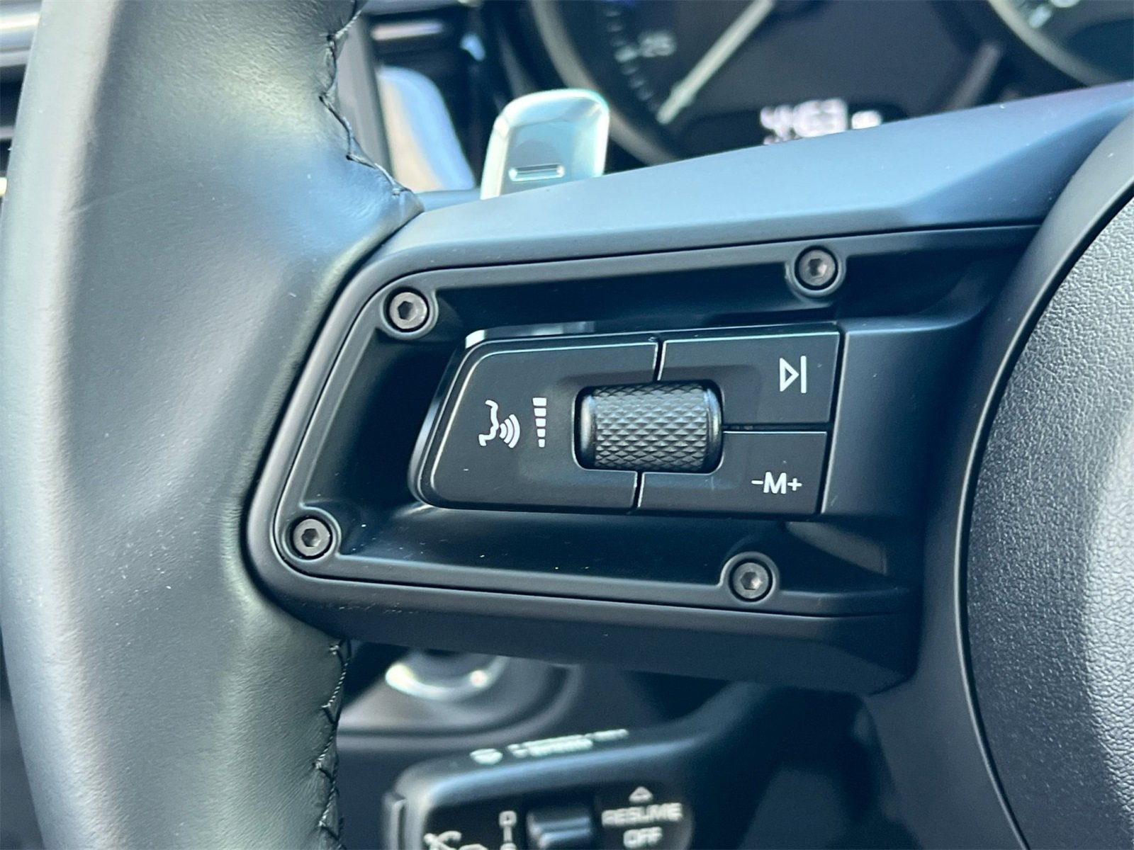 Used 2025 Porsche Macan image 28