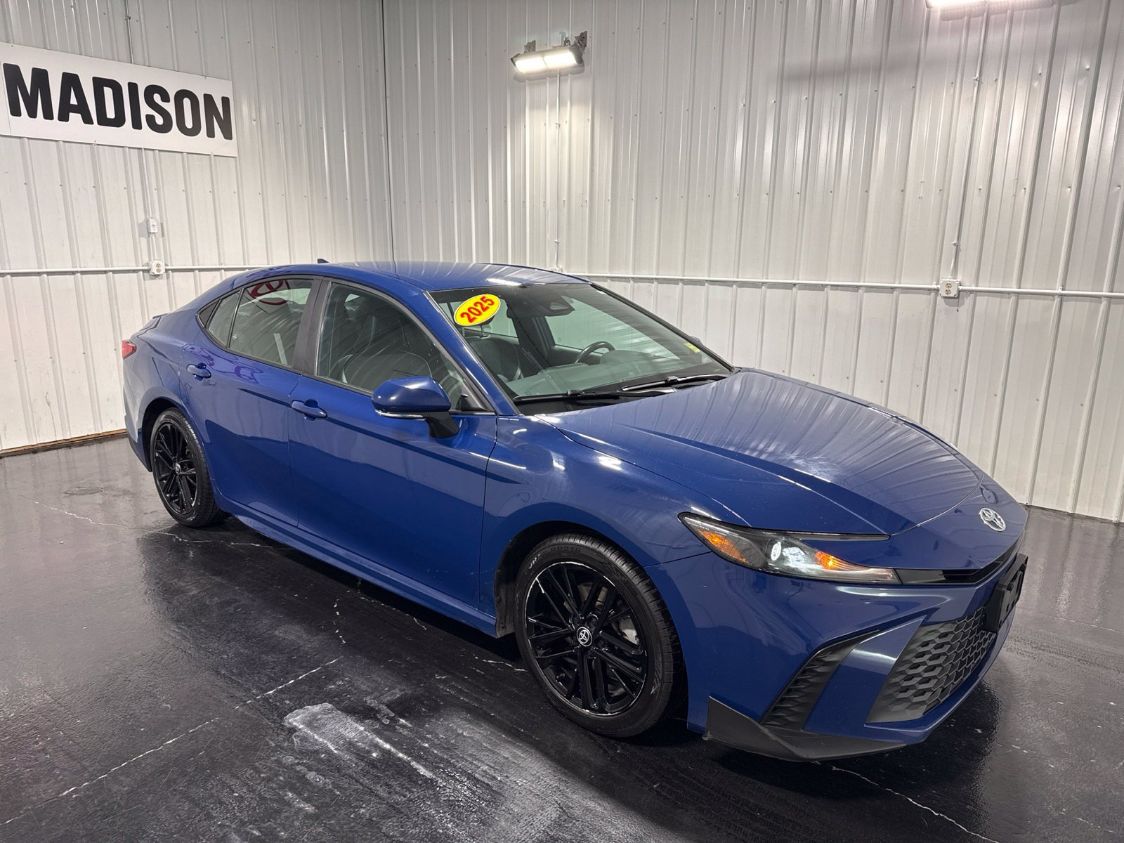 Used 2025 Toyota Camry SE FWD image 6