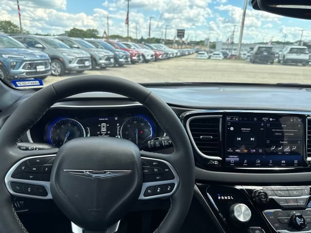 Used 2025 Chrysler Pacifica Select FWD image 21