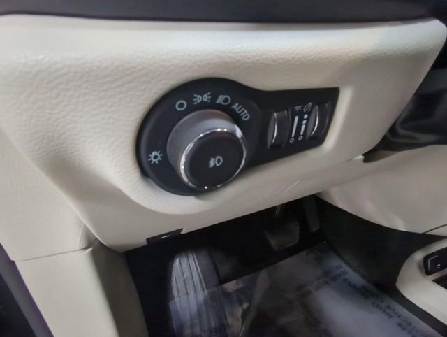 Used 2024 Chrysler Pacifica Select image 17