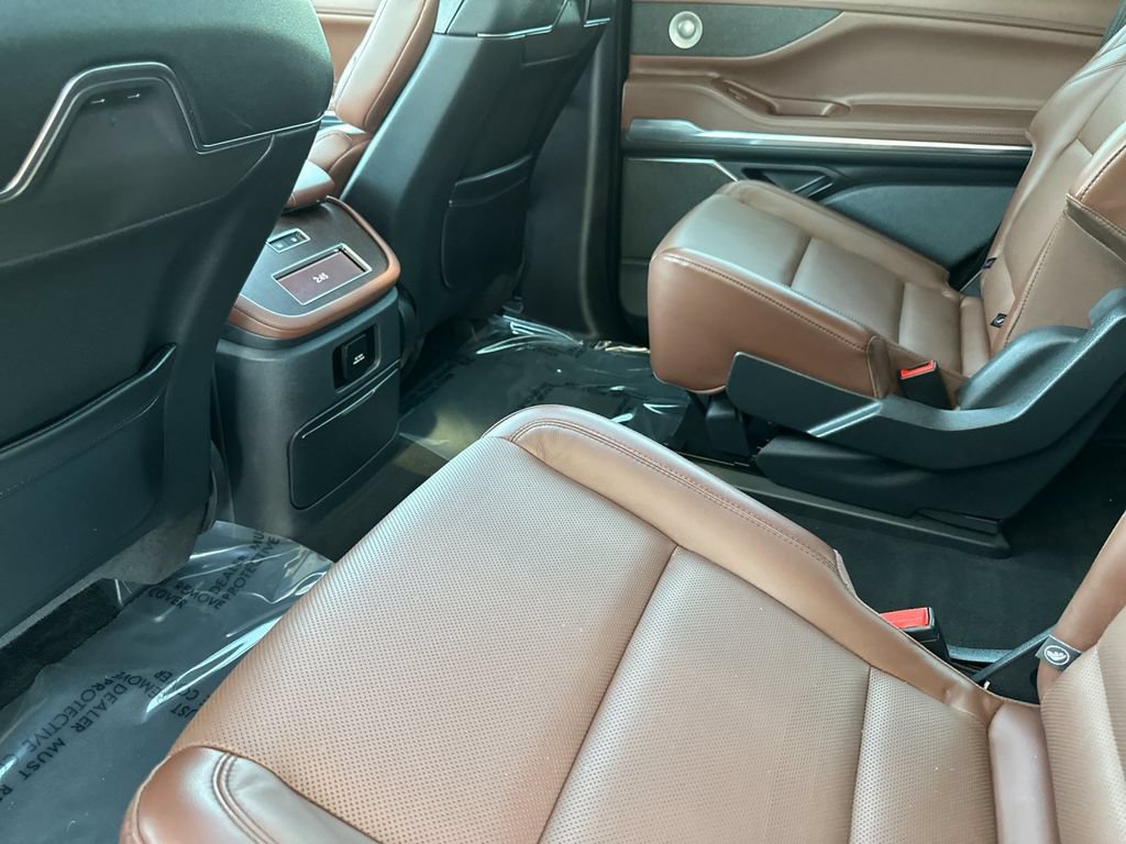 Certified 2025 Lincoln Navigator Reserve AWD/4WD image 11