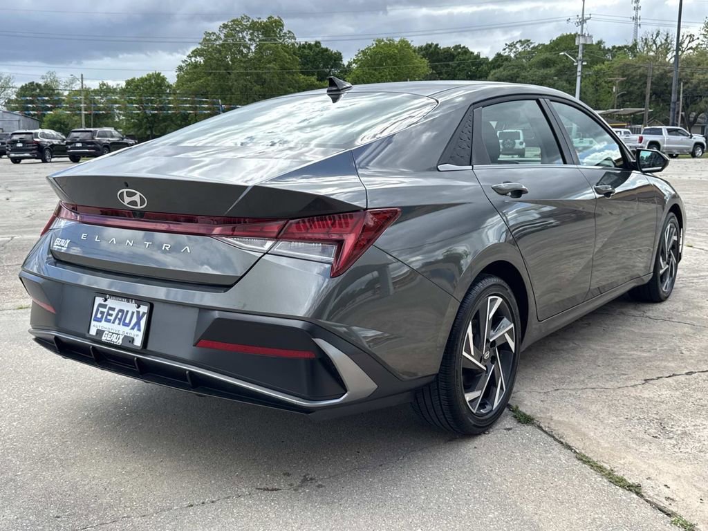 Used 2025 Hyundai Elantra SEL image 13