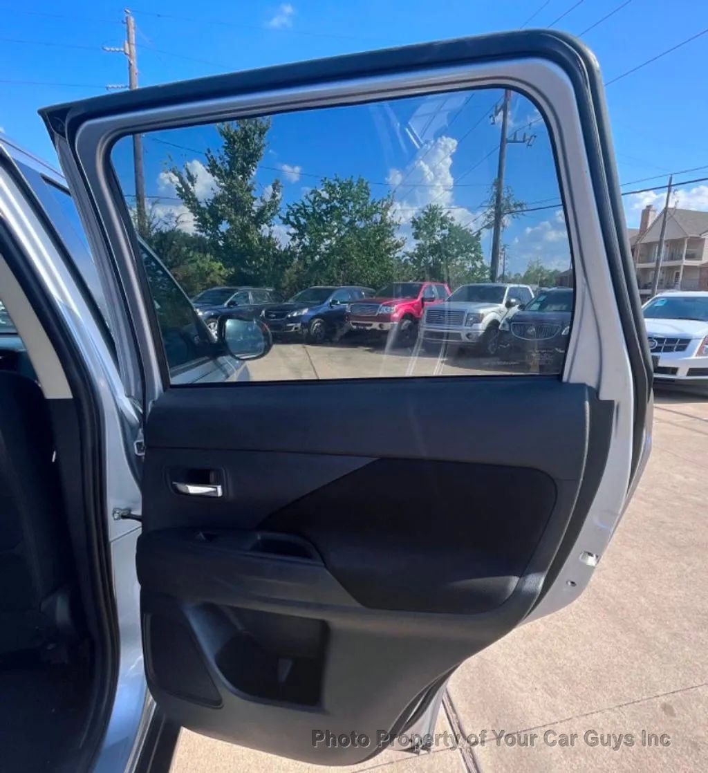 Used 2014 Mitsubishi Outlander ES FWD image 31