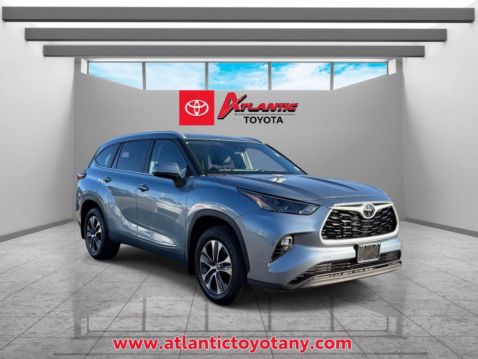 Used 2023 Toyota Highlander XLE AWD/4WD image 1