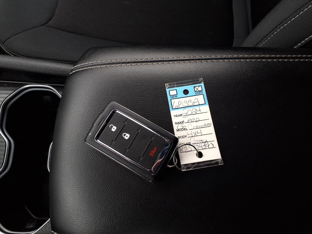 Used 2024 Jeep Grand Cherokee Laredo image 12