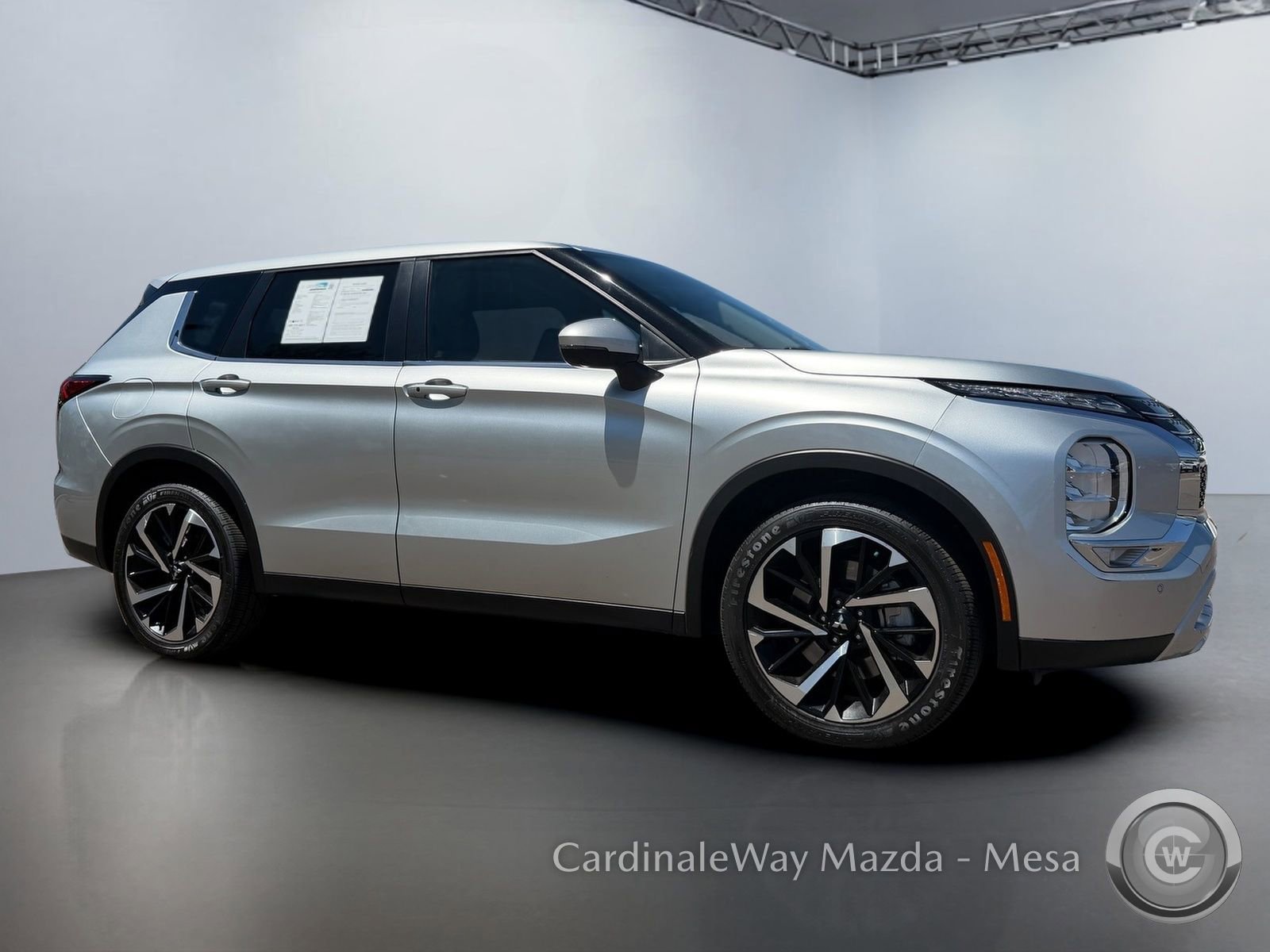 Used 2024 Mitsubishi Outlander SE image 2