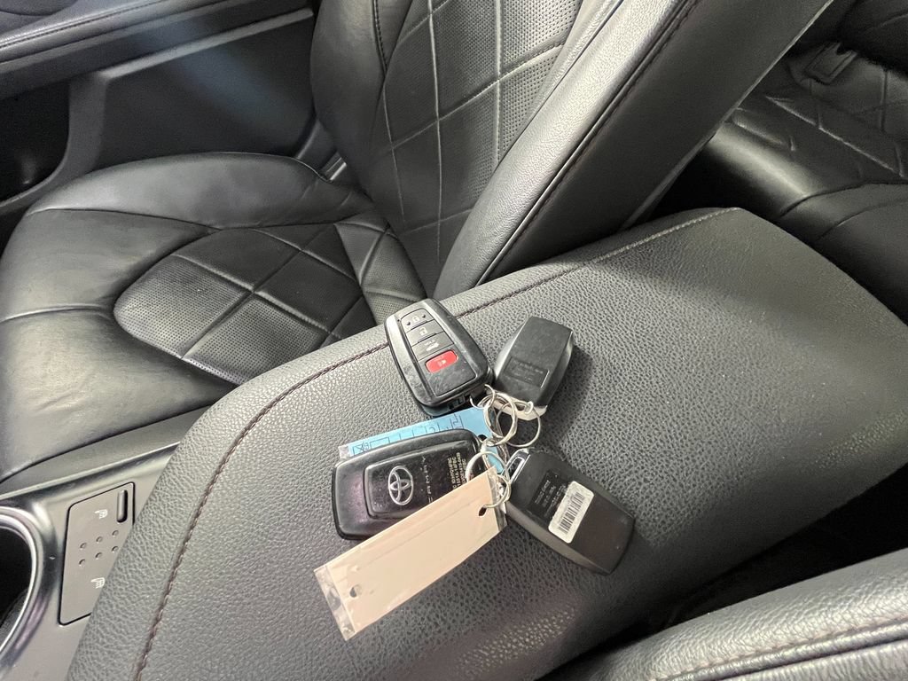 Used 2018 Toyota Camry XLE FWD image 26