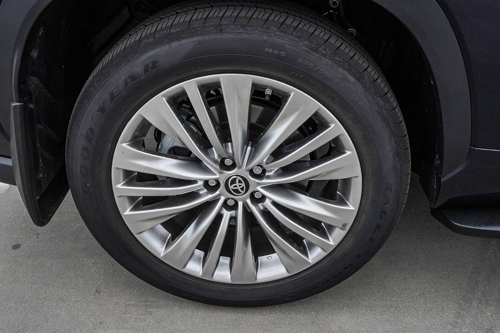 New 2025 Toyota Highlander Platinum image 9