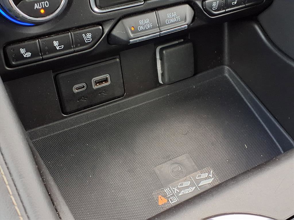 Used 2023 Chevrolet Suburban Premier image 11