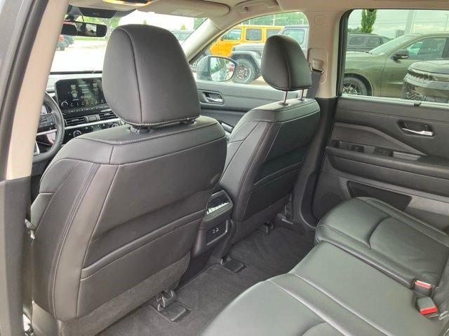Used 2025 Nissan Pathfinder SL AWD/4WD image 23