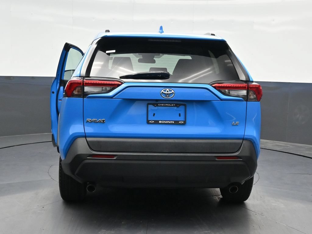 Used 2020 Toyota RAV4 LE FWD image 4