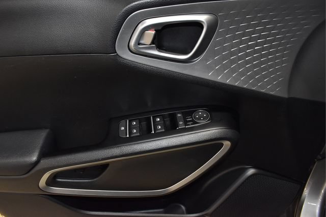 Used 2025 Kia Soul LX w/ LX Technology Package FWD image 25