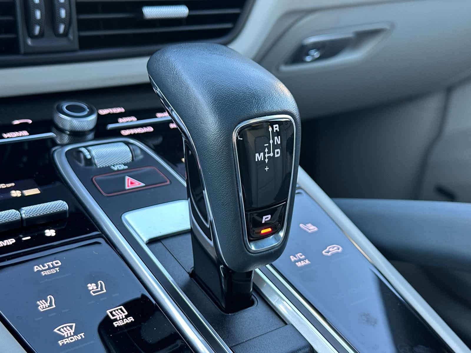 Certified 2023 Porsche Cayenne Platinum Edition w/ Towing Package w/o Tow Ball image 25