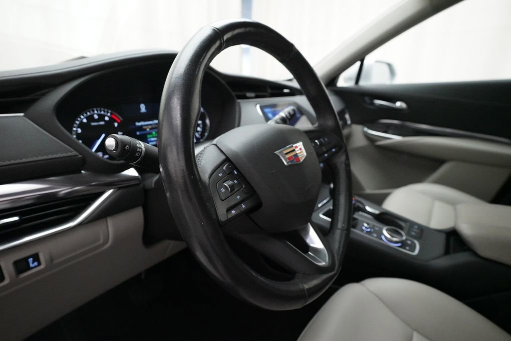 Used 2019 Cadillac XT4 Luxury w/ Cold Weather Package FWD image 8