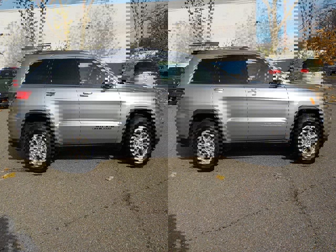 Used 2020 Jeep Grand Cherokee Laredo image 4