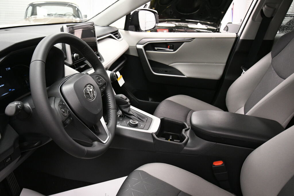 Used 2025 Toyota RAV4 XLE w/ Convenience Package image 20