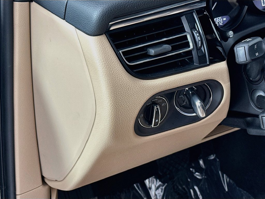 Certified 2026 Porsche Macan AWD/4WD image 11