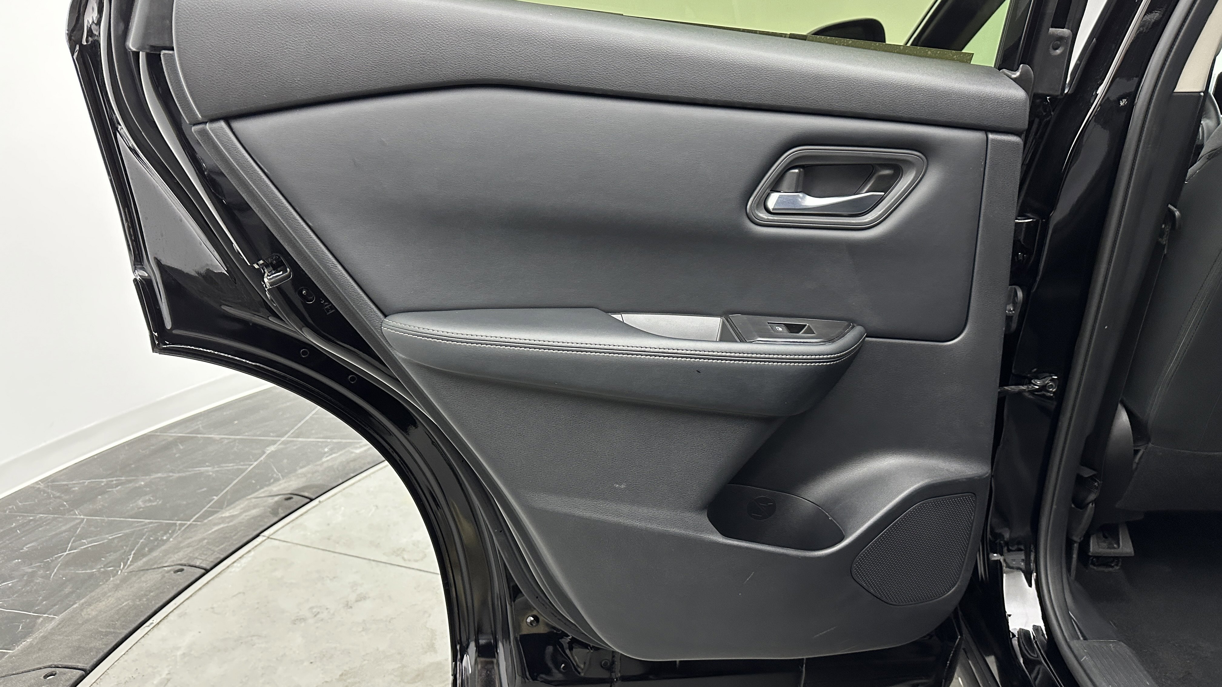 Used 2025 Nissan Rogue SV image 29