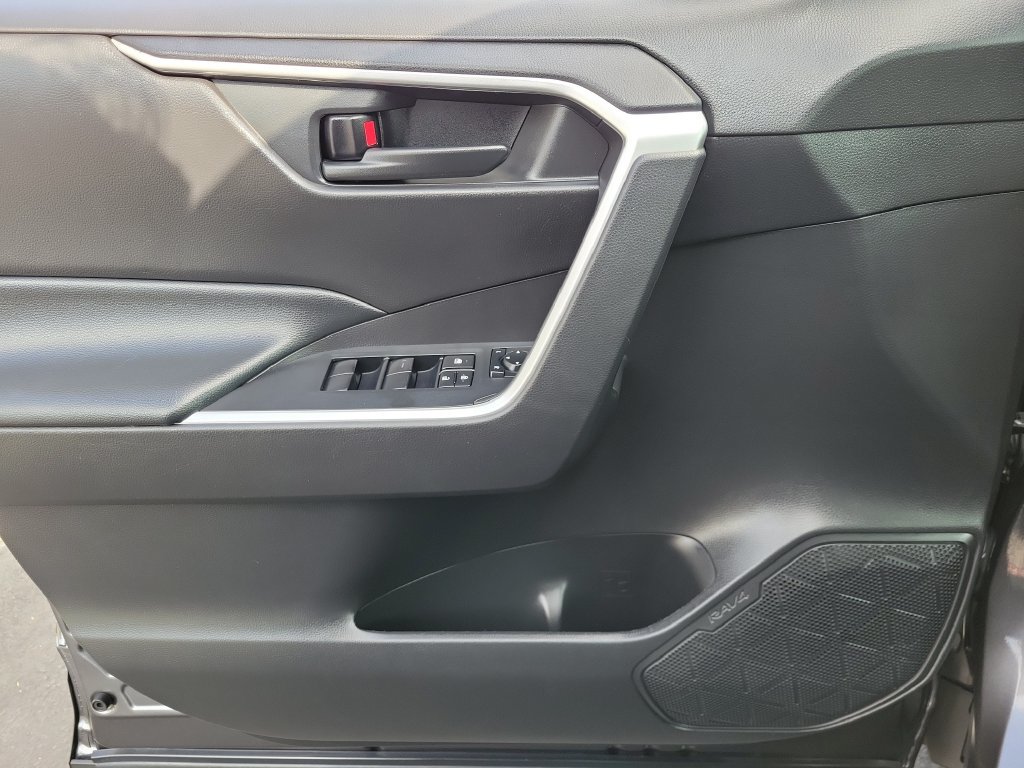 Used 2022 Toyota RAV4 LE AWD/4WD image 21
