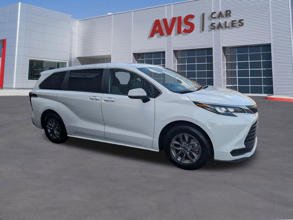 Used 2025 Toyota Sienna LE image 5