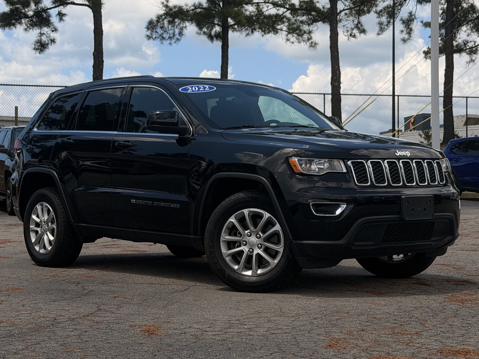 Used 2022 Jeep Grand Cherokee Laredo E AWD/4WD image 2
