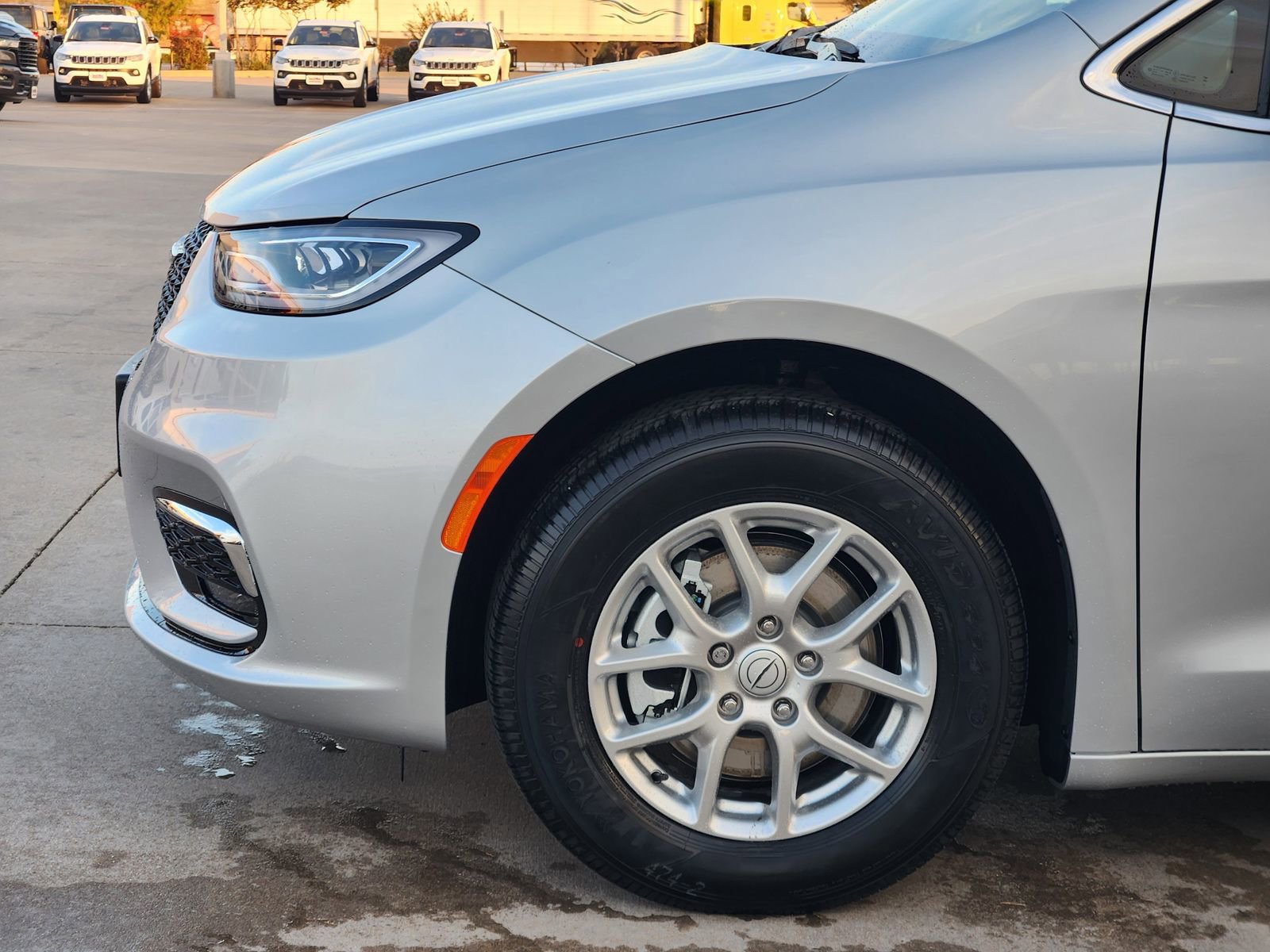 New 2026 Chrysler Pacifica Select image 10