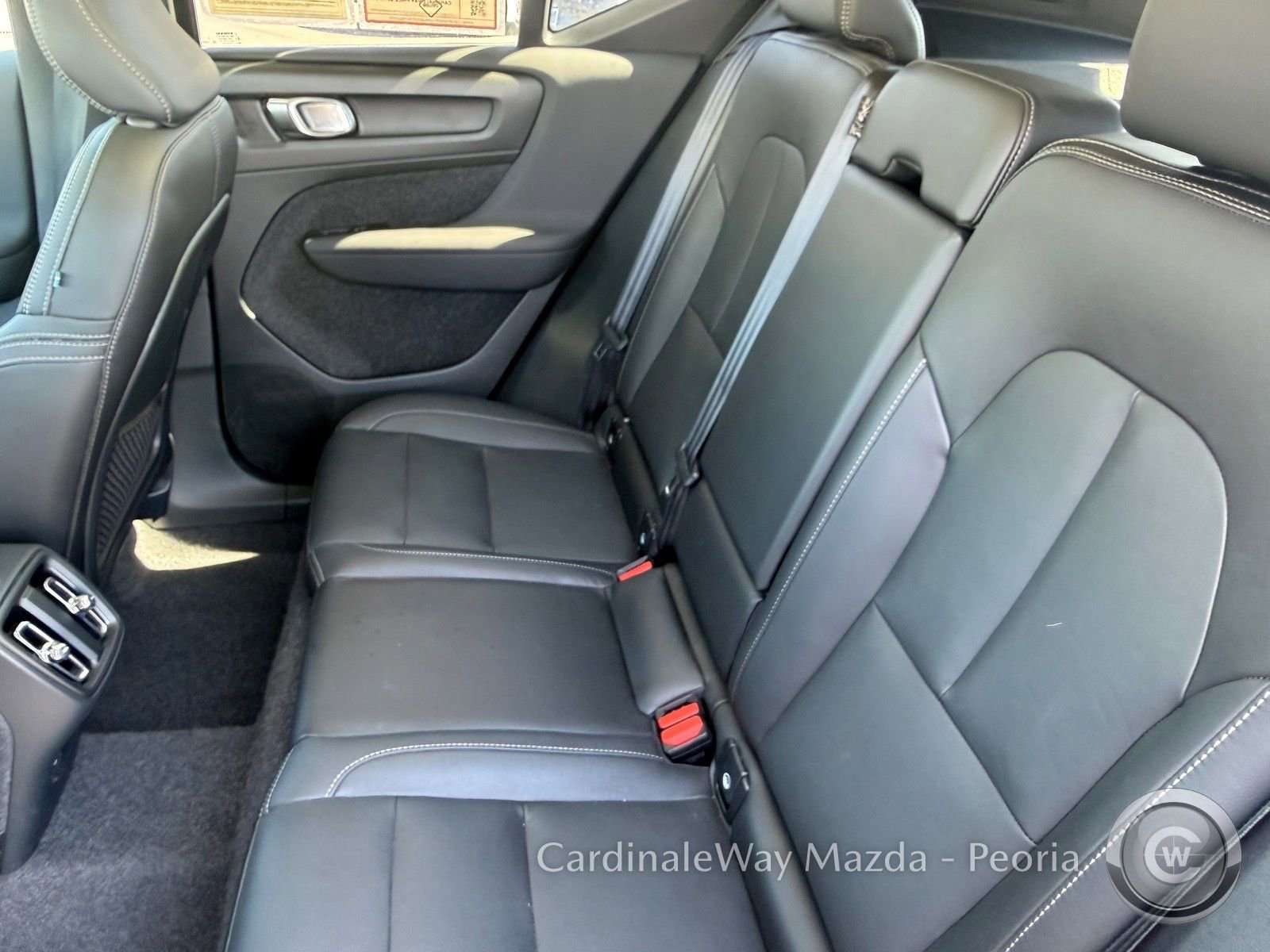 Used 2025 Volvo XC40 B5 Plus image 29