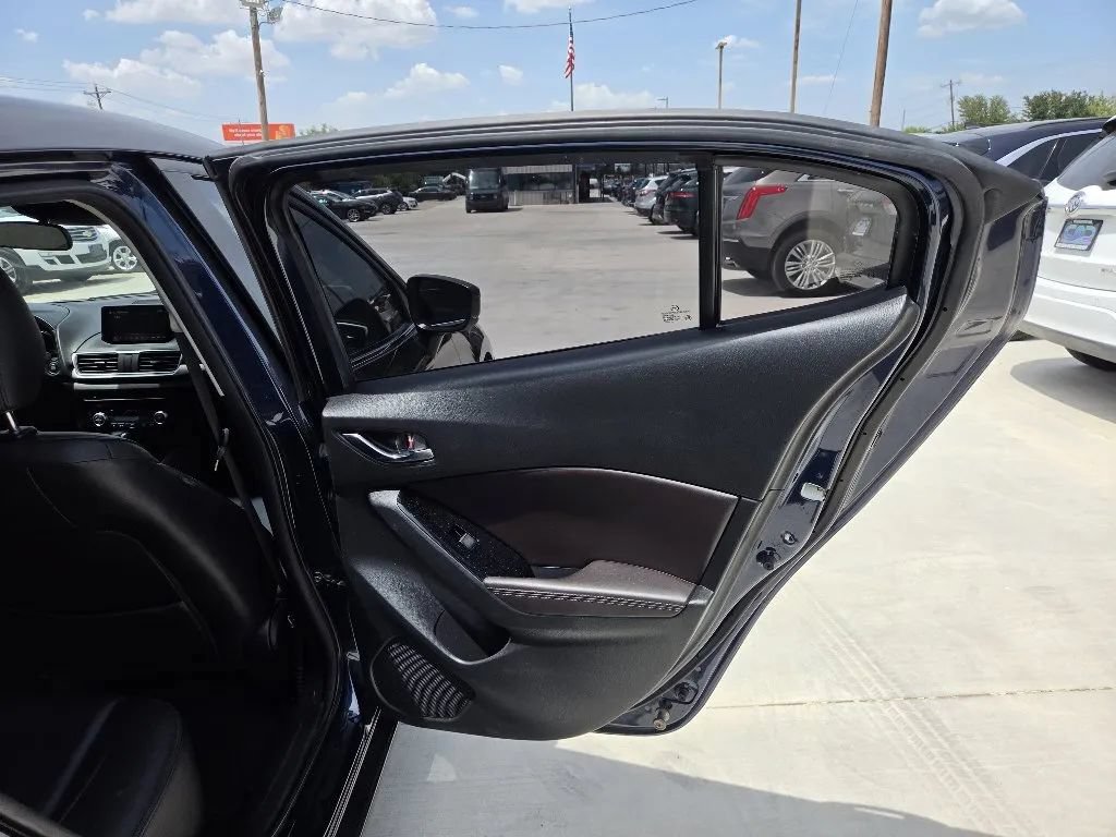 Used 2018 MAZDA MAZDA3 Touring FWD image 19