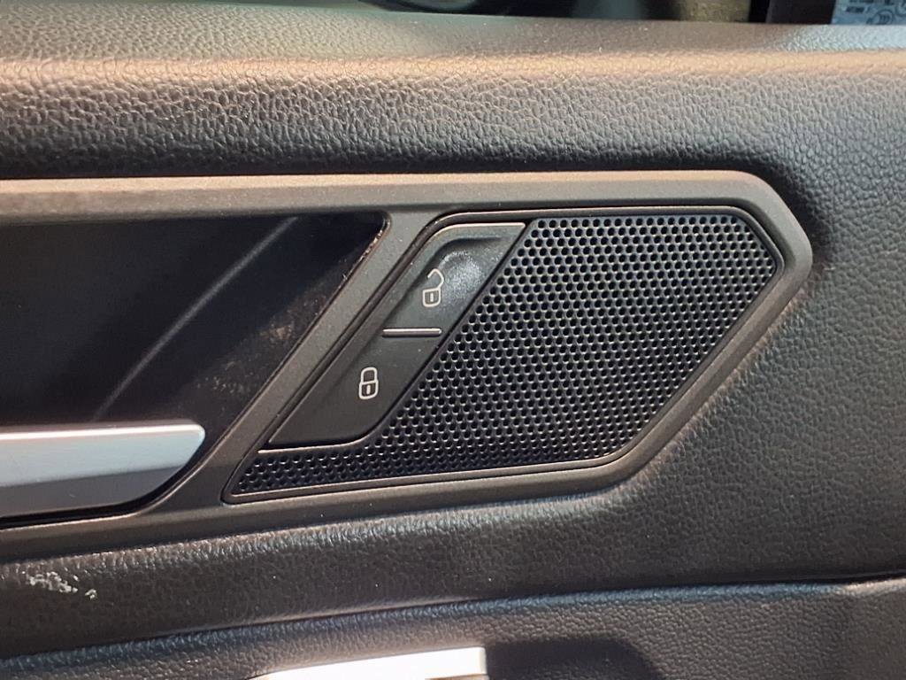 Used 2021 Volkswagen Tiguan SE R-Line image 16