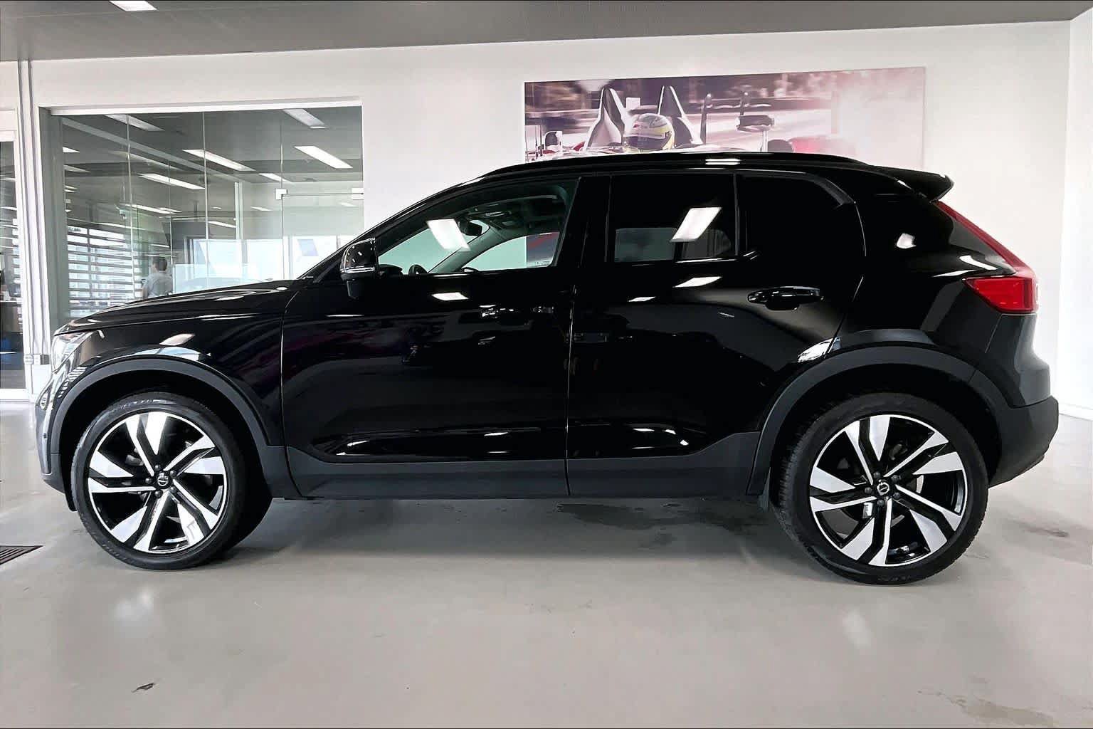 Used 2025 Volvo XC40 B5 Plus AWD/4WD image 3