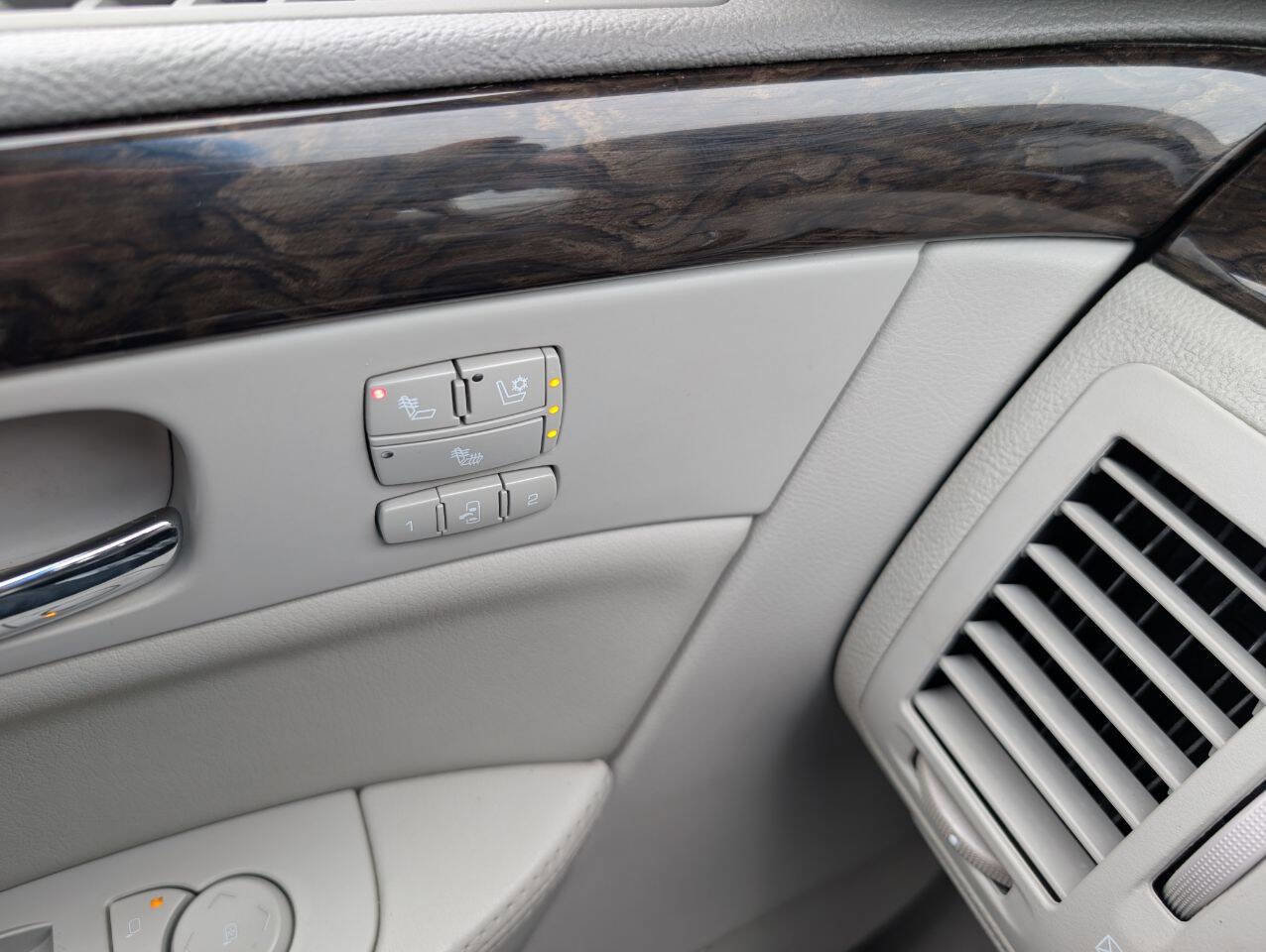 Used 2011 Cadillac DTS FWD image 16