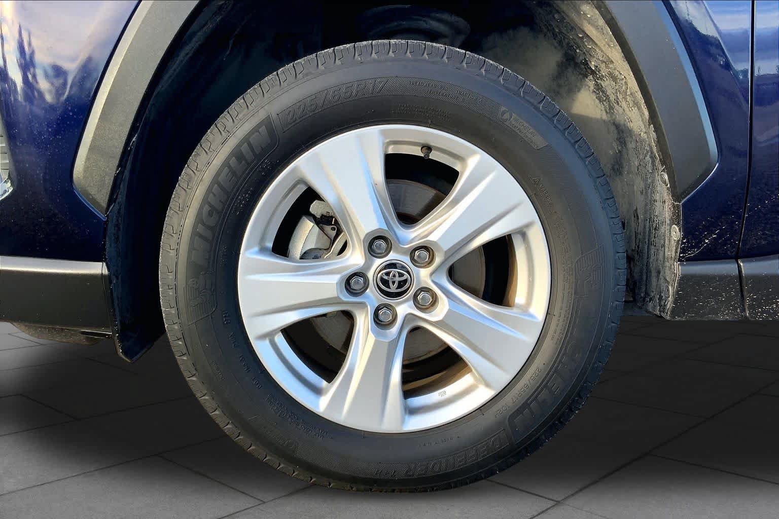 Used 2021 Toyota RAV4 XLE AWD/4WD image 11