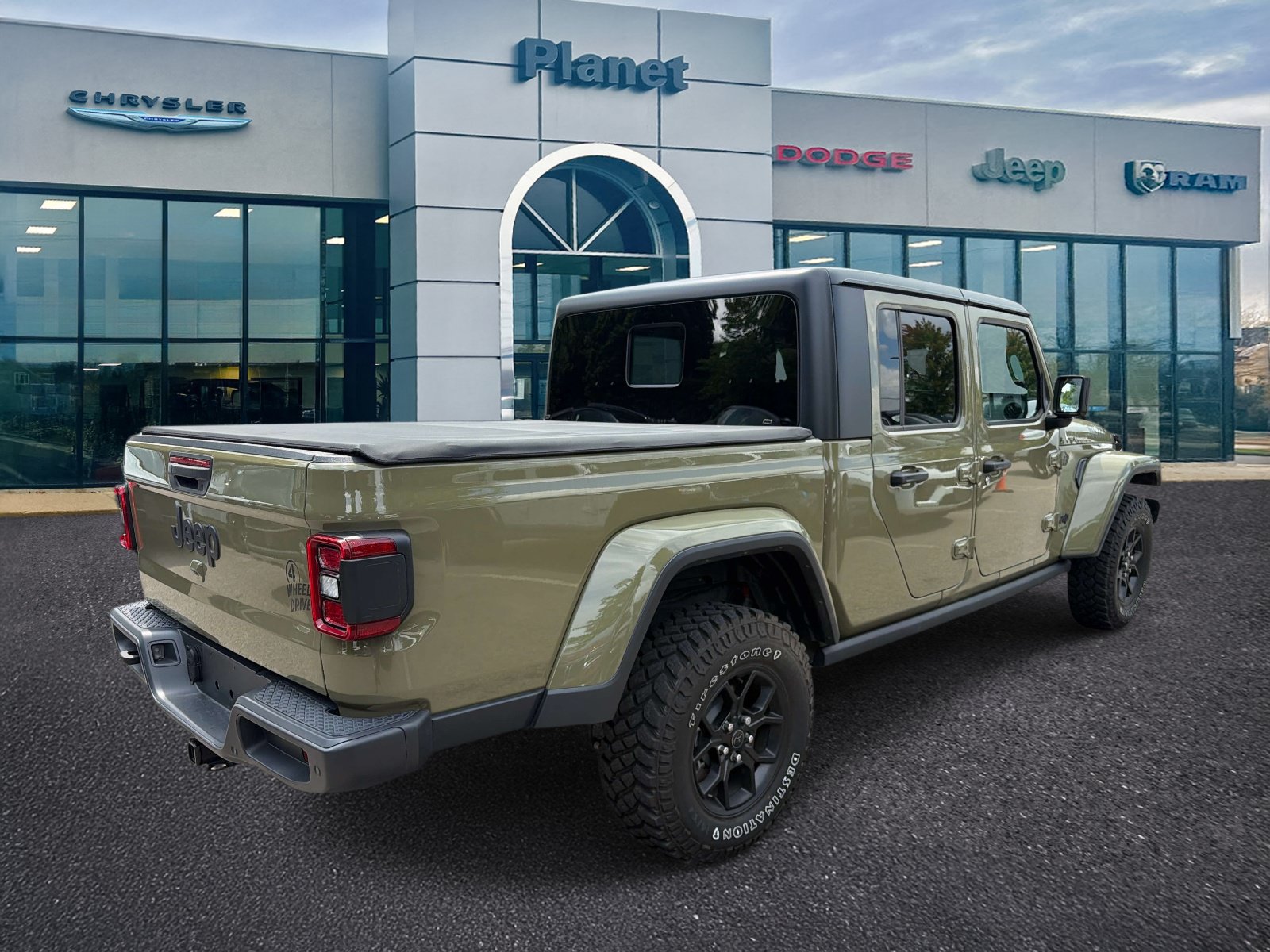 Used 2025 Jeep Gladiator Sport AWD/4WD image 2
