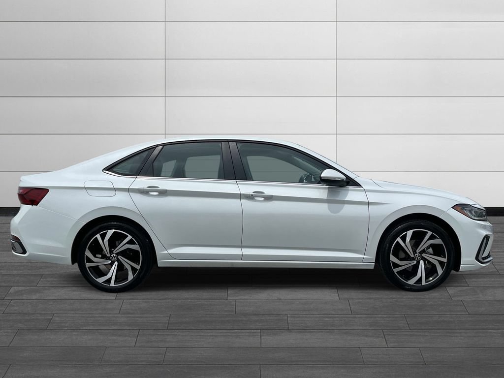 Used 2025 Volkswagen Jetta SEL FWD image 2