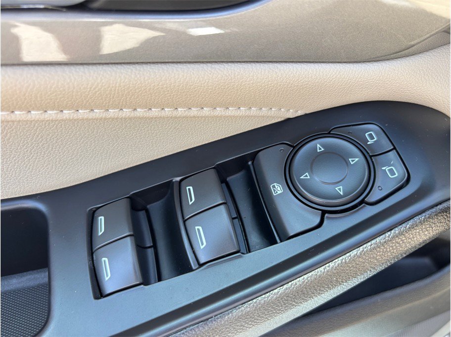Used 2023 Chevrolet Traverse LS FWD image 19